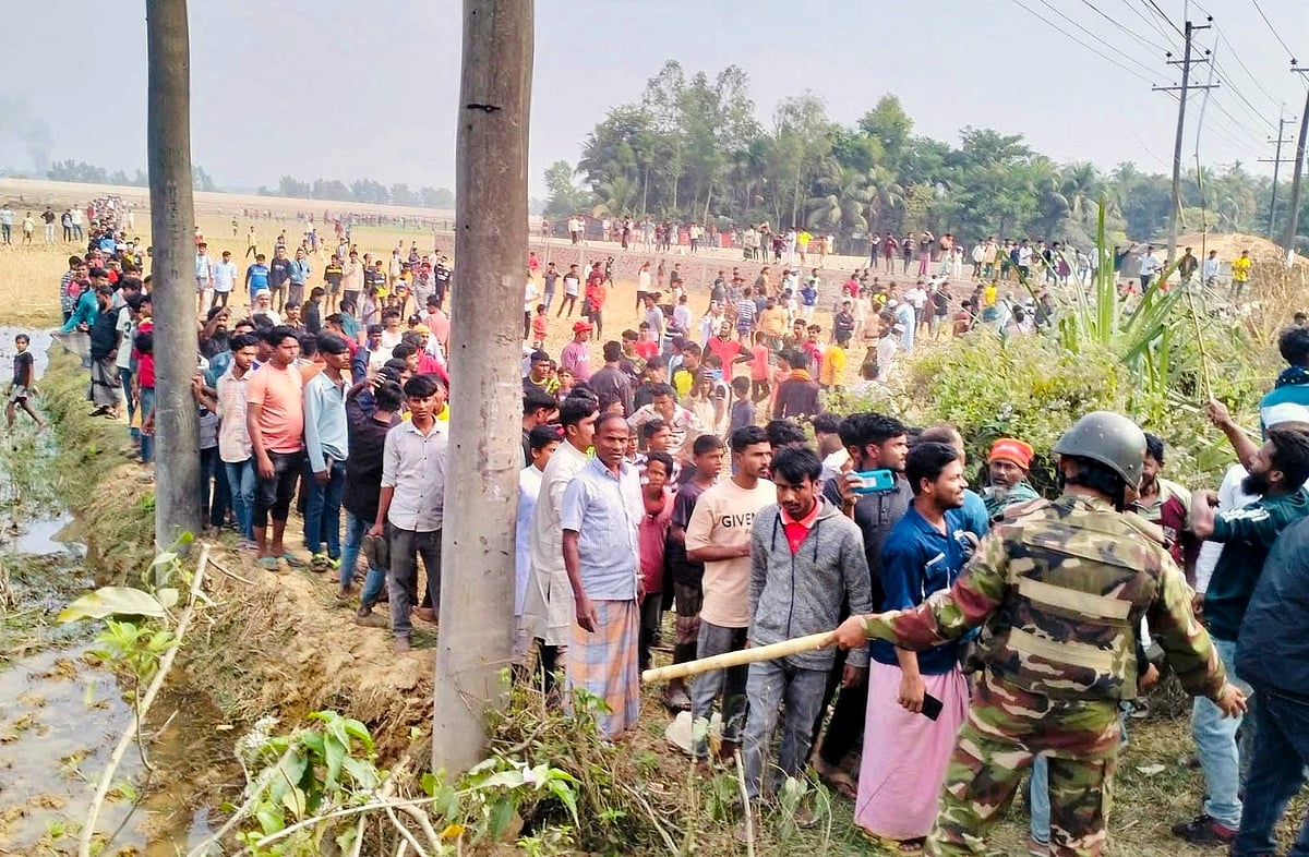 মিয়ানমারের রাখাইন রাজ্য থেকে ছোড়া গুলিতে বাংলাদেশি শিশু আহত হওয়ার খবর শুনে স্থানীয় লোকজন মাঠে নেমে সড়ক অবরোধ করেন। আইনশৃঙ্খলা বাহিনীর সদস্যরা এ সময় পরিস্থিতি শান্ত রাখার চেষ্টা করেন। আজ দুপুরে টেকনাফের হোয়াইক্যং এলাকায়
