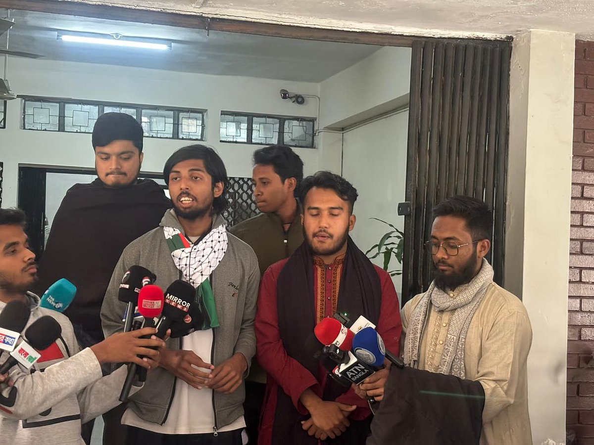 স্মারকলিপি দেওয়া শেষে সাংবাদিকদের সঙ্গে কথা বলছেন ডাকসুর সাহিত্য ও সাংস্কৃতিক সম্পাদক মুসাদ্দিক আলী ইবনে মোহাম্মদ