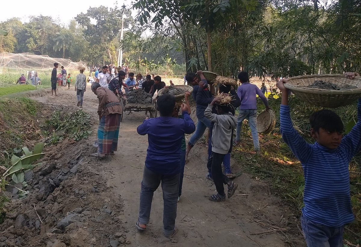 স্বেচ্ছায় রাস্তা নির্মাণকাজে এগিয়ে আসেন গ্রামের শিশু–কিশোর থেকে সব বয়সী মানুষ। গতকাল শনিবার বিকেলে নওগাঁ সদর উপজেলার মুরাদপুর এলাকায়