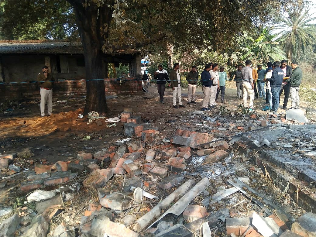 বিস্ফোরণের পর ঘটনাস্থল ঘিরে রাখেন নিরাপত্তা বাহিনীর সদস্যরা। চম্পাহাটি, দক্ষিণ চব্বিশ পরগনা, ভারত