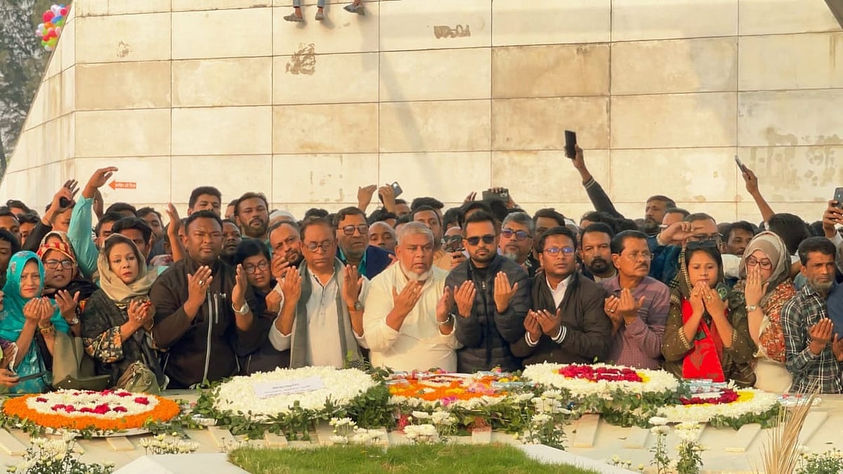 বিএনপির প্রতিষ্ঠাতা জিয়াউর রহমান ও দলটির সাবেক চেয়ারপারসন খালেদা জিয়ার কবরে শ্রদ্ধা নিবেদন ও দোয়া–মোনাজাত করেন ঢাকা–১২ আসনে বিএনপি জোটের প্রার্থী বিপ্লবী ওয়ার্কার্স পার্টির সাধারণ সম্পাদক সাইফুল হক। ঢাকা, ১১ জানুয়ারি ২০২৬