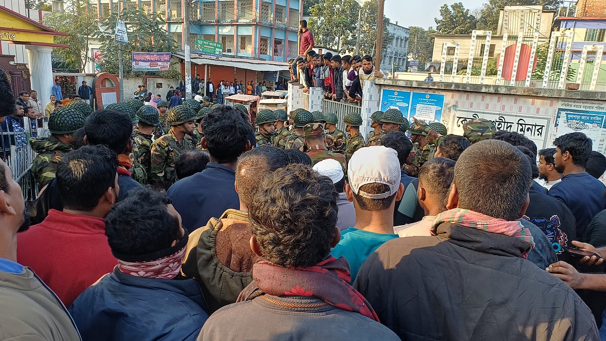 পঞ্চগড়ে শহীদ শরিফ ওসমান বিন হাদি হত্যার বিচারের দাবিতে সড়ক অবরোধ করা আন্দোলনকারীদের সঙ্গে আইনশৃঙ্খলা রক্ষাকারী বাহিনীর ধস্তাধস্তির ঘটনা ঘটেছে। রোববার বিকেলে শহরের চৌরঙ্গী মোড়ে করতোয়া সেতুতের সামনে