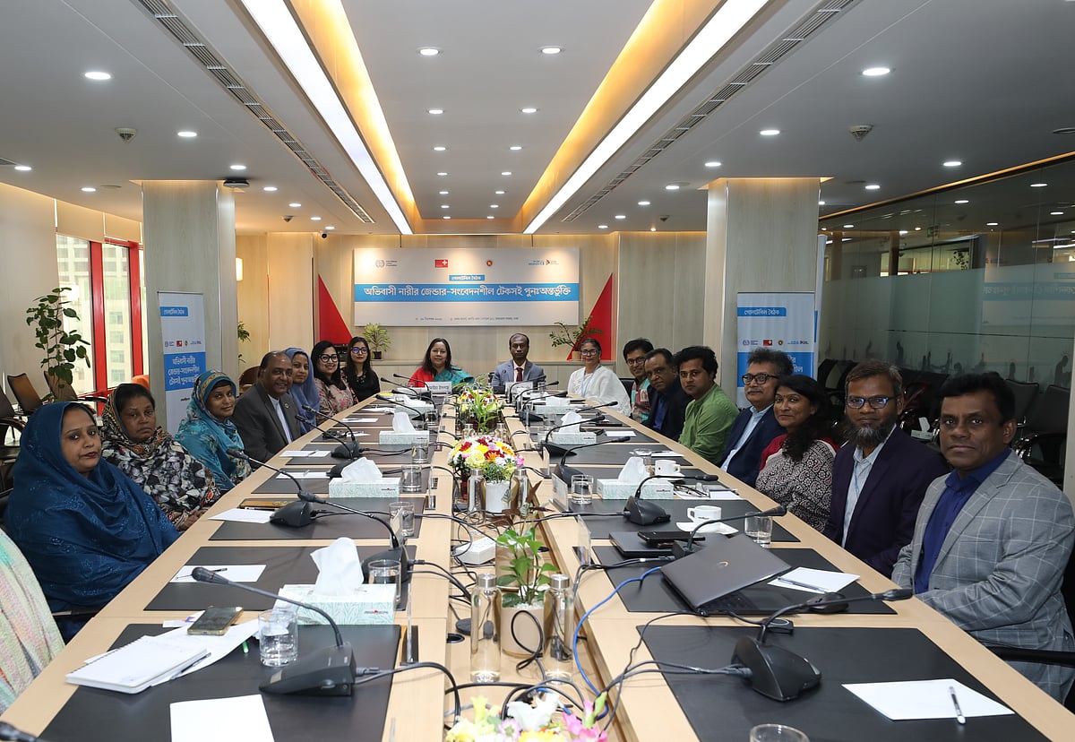 ‘অভিবাসী নারীর জেন্ডার-সংবেদনশীল টেকসই পুনঃ অন্তর্ভুক্তি’ শীর্ষক গোলটেবিল বৈঠকে অংশগ্রহণকারীরা। গত ১৮ ডিসেম্বর ২০২৫ ঢাকায় প্রথম আলো কার্যালয়ে