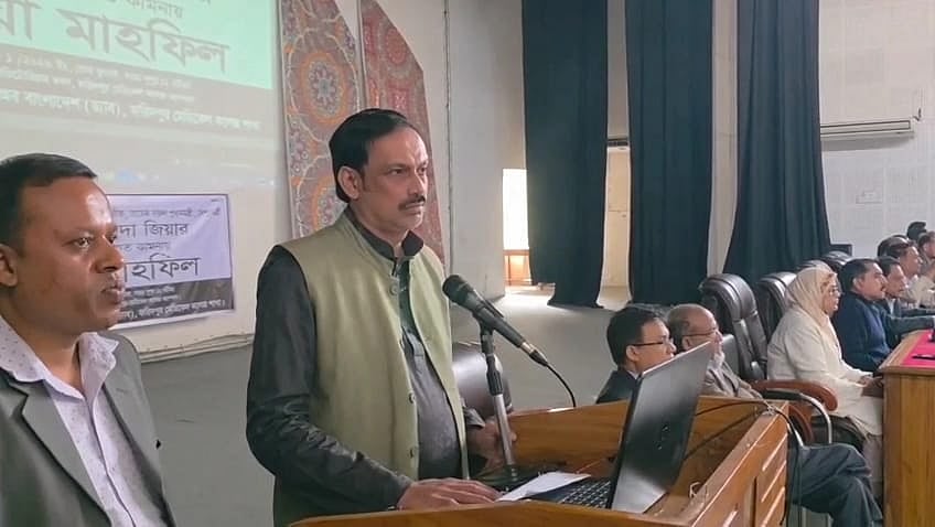 ড্যাবের দোয়া মাহফিলে বক্তব্য দেন ফরিদপুর জেলা বিএনপির যুগ্ম আহ্বায়ক জুলফিকার হোসেন। রোববার দুপুরে ফরিদপুর মেডিক্যাল কলেজ মিলনায়তনে