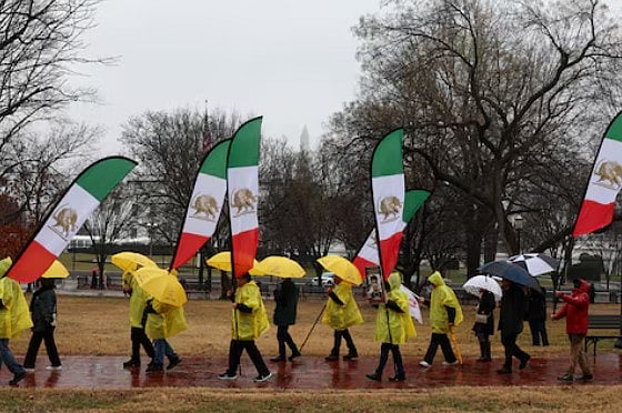 ইরানে বিক্ষোভের সমর্থনে ওয়াশিংটন ডিসিতে হোয়াইট হাউসের বাইরে অধিকারকর্মীদের সমাবেশ। ১০ জানুয়ারি, ২০২৬