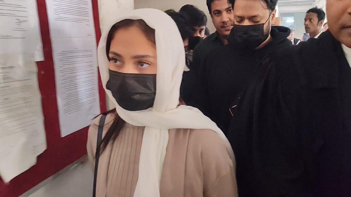 ঢাকার আদালতে অভিনেত্রী মেহজাবীন চৌধুরী। আজ সোমবার