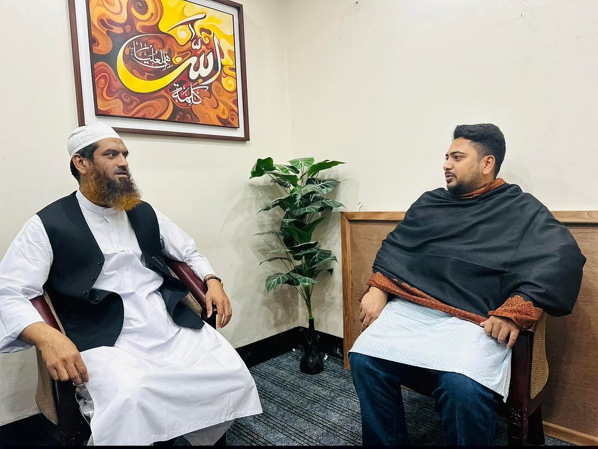 খেলাফত মজলিসের আমির মাওলানা মুহাম্মাদ মামুনুল হকের সঙ্গে এনসিপির আহ্বায়ক নাহিদ ইসলাম। ঢাকা, ১২ জানুয়ারি ২০২৬