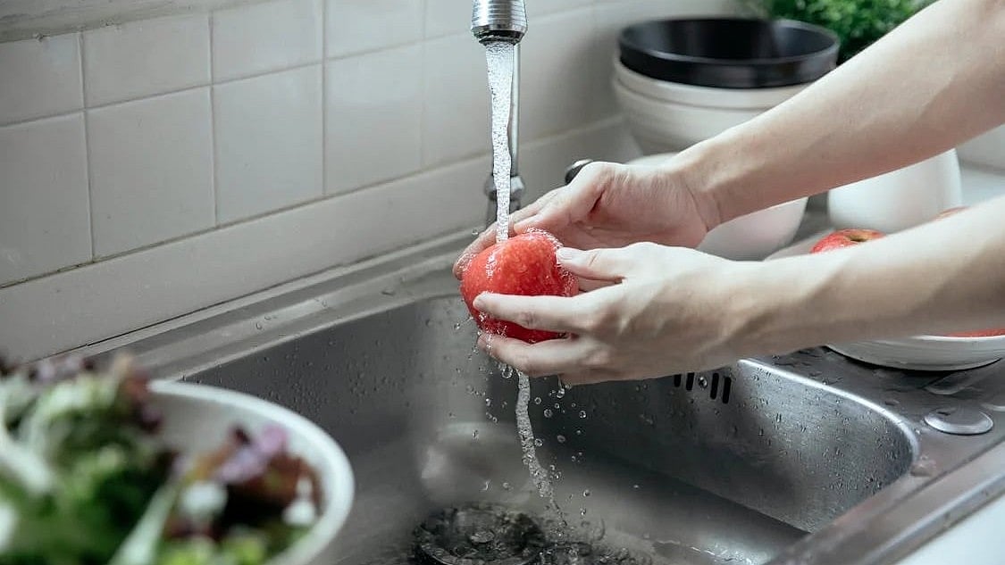 আপেল পরিষ্কার করার সবচেয়ে সহজ ও নিরাপদ উপায় হলো প্রবহমান পানিতে ভালোভাবে ধোয়া