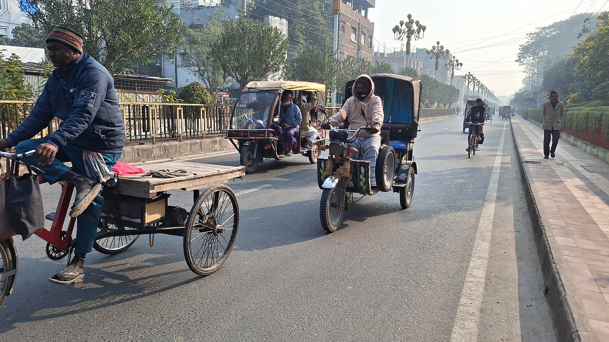 রাজশাহীতে দিনের বেলায় রোদ থাকায় শীতের তীব্রতা কিছুটা কম অনুভূত হচ্ছে। আজ সোমবার