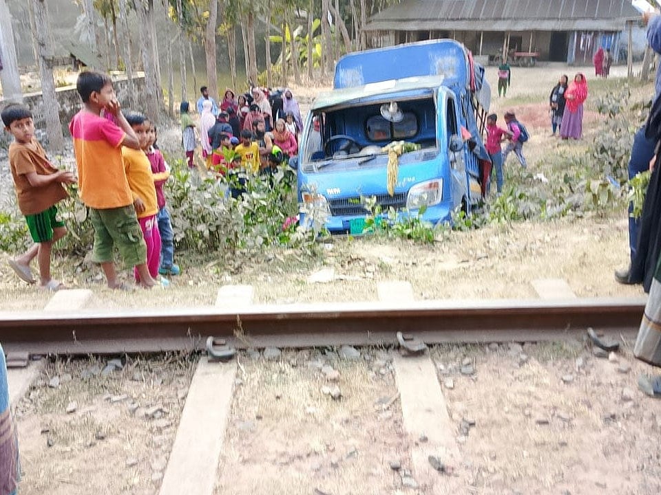 দুর্ঘটনার পর পিকআপ ভ্যানটি ছিটকে খাদে পড়ে যায়। আজ বেলা সাড়ে তিনটার দিকে ফরিদপুরের বোয়ালমারী উপজেলার সোতাশি এলাকায়