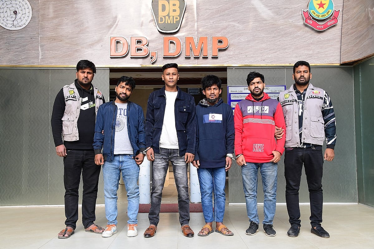 স্বেচ্ছাসেবক দলের নেতা আজিজুর রহমান ওরফে মোছাব্বিরকে হত্যায় জড়িত অভিযোগে গ্রেপ্তার (বাঁ থেকে) মো. বিল্লাল, মো. জিনাত, মো. রিয়াজ ও আব্দুল কাদির