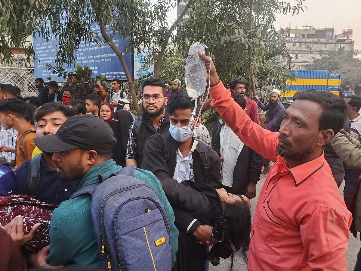 বকেয়া বেতনের দাবিতে পোশাক কারখানার শ্রমিকেরা আন্দোলন চলাকালে হঠাৎ অসুস্থ হয়ে পড়েন। আজ সোমবার বিকেলে টঙ্গী বিসিক শিল্প এলাকায়