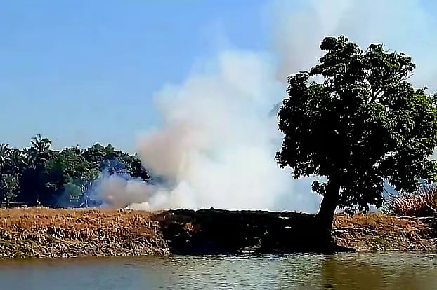 মিয়ানমারের রাখাইন রাজ্যের নাফ সীমান্তে গোলাগুলি, আগুনের ধোঁয়ার দৃশ্য। গতকাল সকালে কক্সবাজারের টেকনাফের হোয়াইক্যং সীমান্তে