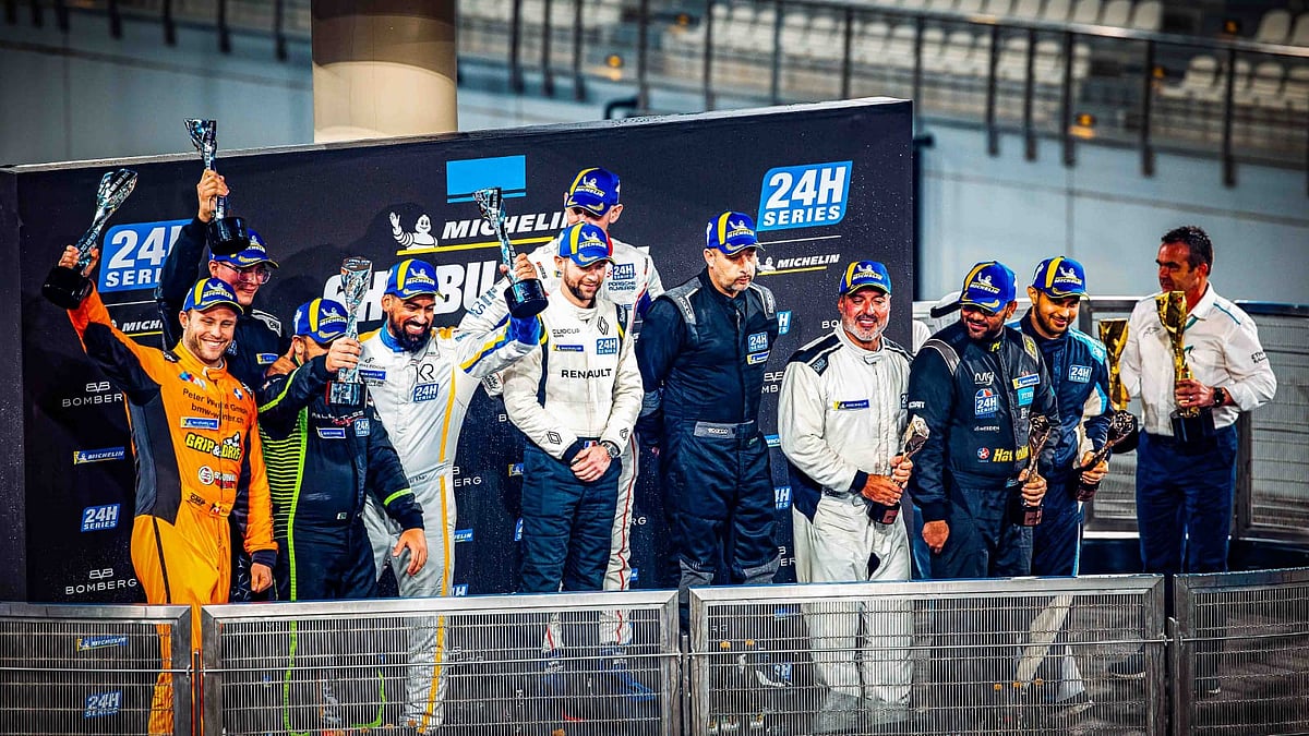 বিজয়স্তম্ভে অন্য বিজয়ীদের সঙ্গে অভিক আনোয়ার (ডান থেকে তৃতীয়)