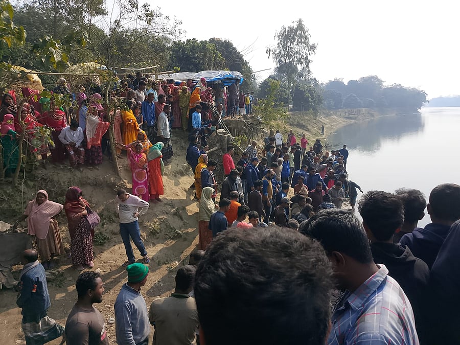 চিরিরবন্দরে আত্রাই নদে ভাসছিল দুই তরুণের লাশ, উদ্ধার করল পুলিশ | প্রথম আলো