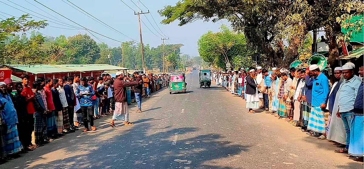 মিয়ানমার সংঘাতের কারণে কক্সবাজারের টেকনাফ সীমান্ত থমথমে। সীমান্ত নিরাপত্তা জোরদারের দাবিতে টেকনাফের হোয়াইক্যং সড়কে এলাকাবাসীর মানববন্ধন কর্মসূচি। আজ সকালে