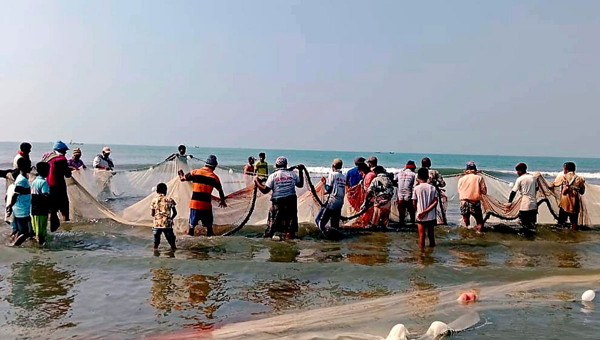 টানাজালে মাছ ধরছেন জেলেরা। গত শনিবার কক্সবাজারের টেকনাফ সৈকতে