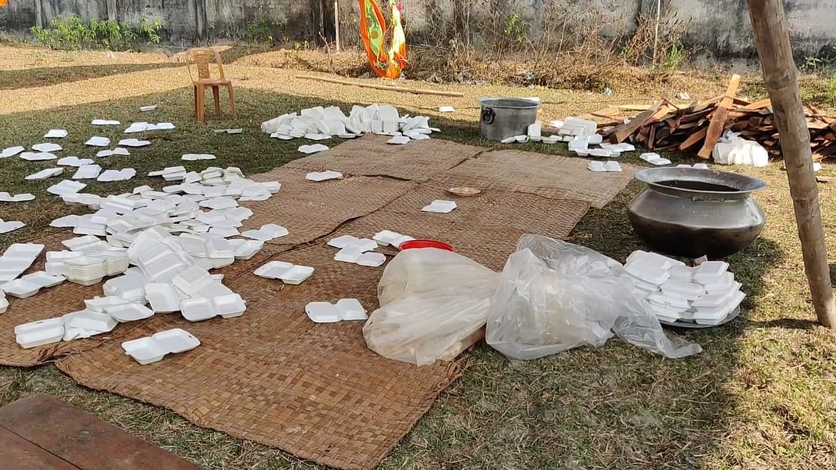 বাগেরহাটে খালেদা জিয়ার জন্য দোয়া অনুষ্ঠানের আগে খাবার তৈরির তাঁবুর ভেতরে হামলা করে দুর্বৃত্তরা। আজ সোমবার বিকেলে মোংলা উপজেলার হেলিপ্যাড মাঠে