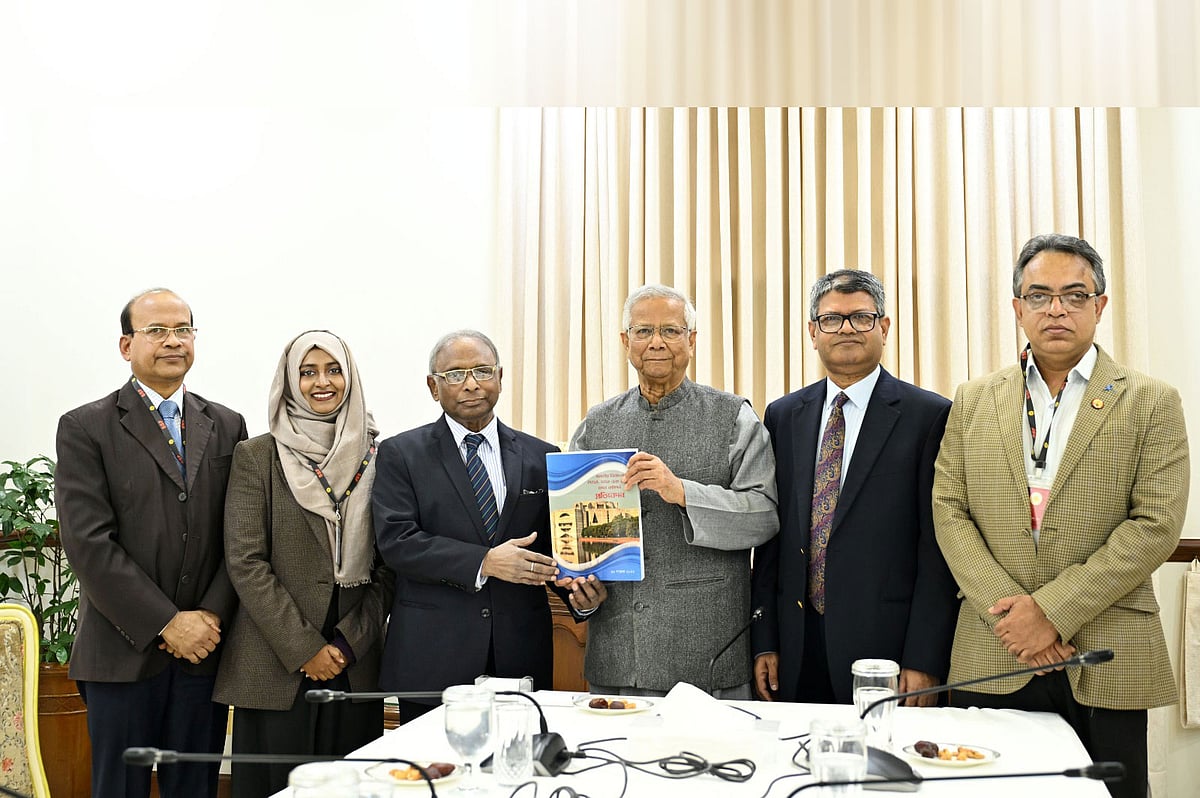 বিতর্কিত তিনটি জাতীয় সংসদ নির্বাচনের বিষয়ে ওঠা অভিযোগ তদন্তে অন্তর্বর্তী সরকার গঠিত তদন্ত কমিশন প্রধান উপদেষ্টার কাছে তাদের প্রতিবেদন জমা দিয়েছে। আজ সোমবার সন্ধ্যায় রাষ্ট্রীয় অতিথি ভবন যমুনায়