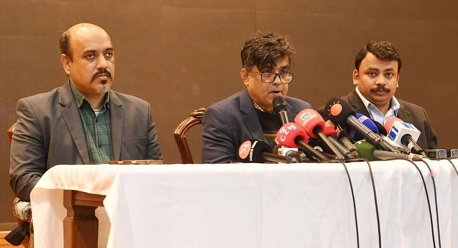 রাজধানীর ফরেন সার্ভিস একাডেমিতে ব্রিফি করছেন প্রেস সচিব শফিকুল আলম