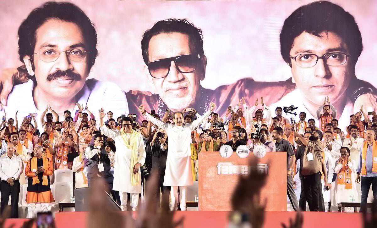 মহারাষ্ট্র রাজ্যের বিএমসি নির্বাচন ঘিরে একই মঞ্চে শিবসেনা প্রধান উদ্ধব ঠাকরে ও মহারাষ্ট্র নবনির্মাণ প্রধান রাজ ঠাকরে। ১১ জানুয়ারি ২০২৬, মুম্বাই