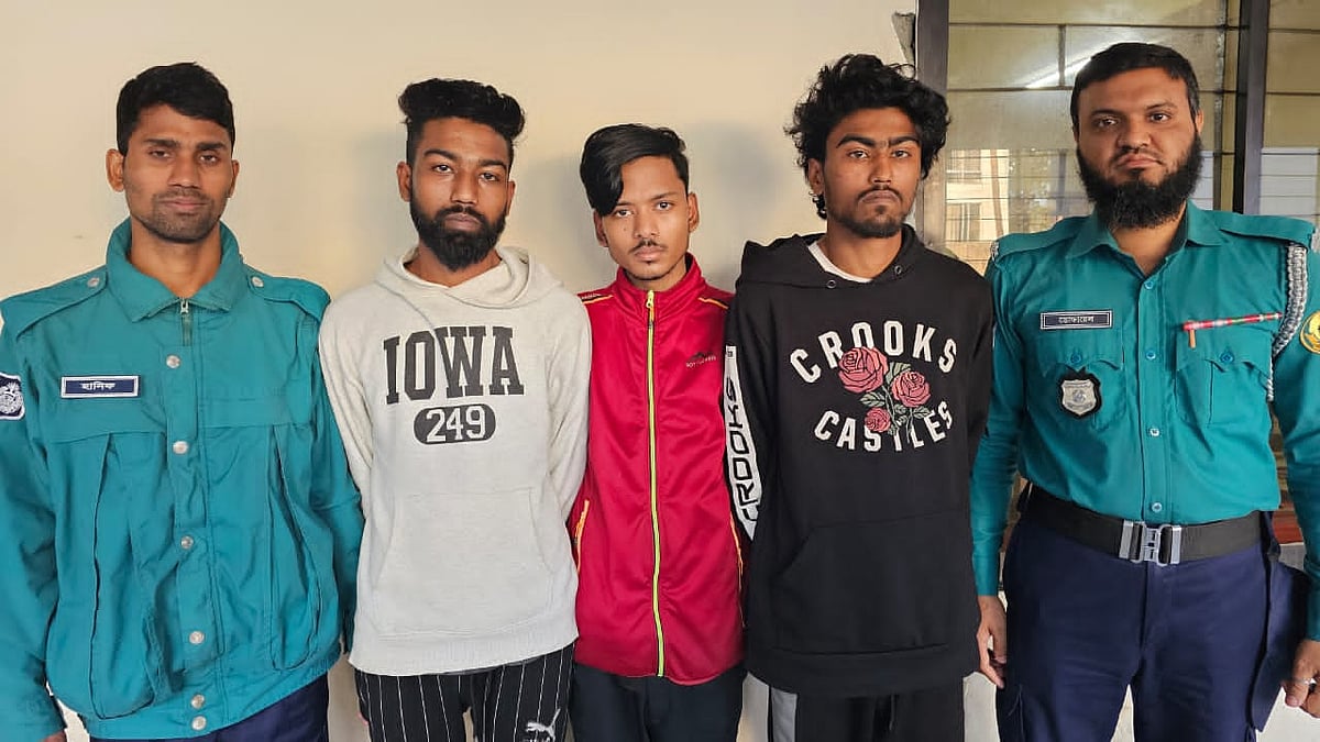 তিন ছিনতাইকারীকে গ্রেপ্তার করেছে পুলিশ। গতকাল রোববার