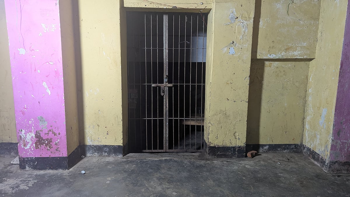 দখলে নেওয়া বগুড়া জেলা জাতীয় পার্টি কার্যালয়ে আজ সোমবার সন্ধ্যার সময়ও তালা ঝুলতে দেখা গেছে। বগুড়া শহরের কবি নজরুল ইসলাম সড়কে