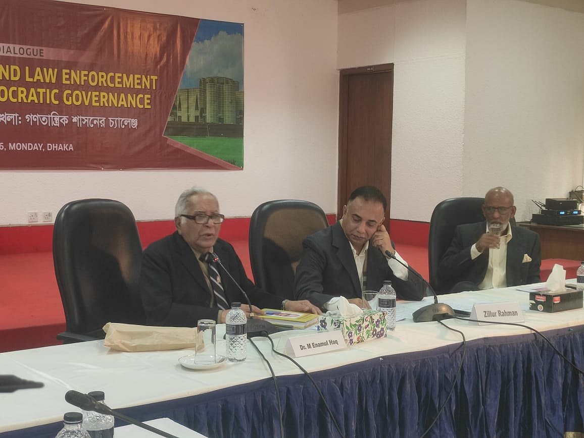 সেন্টার ফর গভর্ন্যান্স স্টাডিজ (সিজিএস) আয়োজিত ‘জাতীয় নিরাপত্তা এবং আইনশৃঙ্খলা: গণতান্ত্রিক শাসনের চ্যালেঞ্জ’ শীর্ষক নীতি সংলাপে অংশগ্রহণকারীরা। আজ সোমবার সকালে।