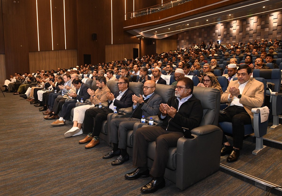 সাবেক প্রধানমন্ত্রী ও বিএনপির চেয়ারপারসন প্রয়াত বেগম খালেদা জিয়ার স্মরণে দোয়া মাহফিলে বিজিএমইএর সাবেক ও বর্তমানের নেতাদের পাশাপাশি সাধারণ সদস্যরা অংশ নেন। আজ সোমবার বিকেলে ঢাকার উত্তরার বিজিএমইএ কমপ্লেক্সের নুরুল কাদের অডিটোরিয়ামে