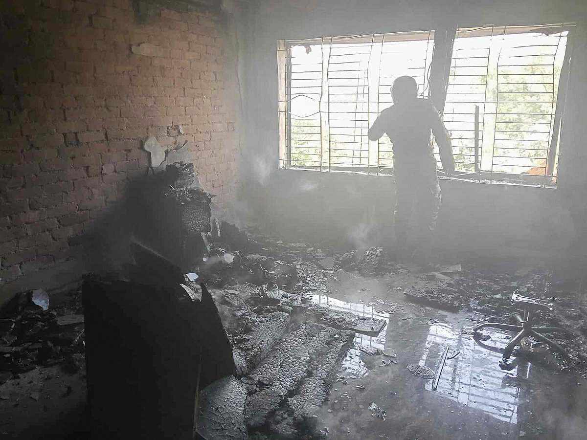 ফায়ার সার্ভিসের সদস্যরা এসে খুলনা সিআইডি কার্যালয়ে লাগা আগুন নিয়ন্ত্রণে আনে। আজ সোমবার দুপুরে খুলনা নগরের গিলাতলা মাদ্রাসা রোডে