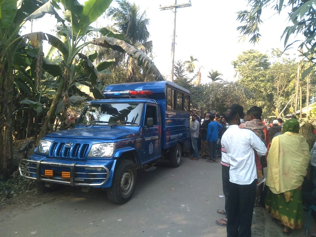 রেকটিফায়েড স্পিরিট পান করে তিনজনের মৃত্যুর ঘটনায় ঘটনাস্থল পরিদর্শন করে পুলিশ। আজ সোমবার দুপুরে রংপুরের বদরগঞ্জ উপজেলার গোপালপুরে
