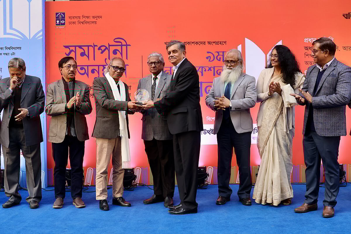 ‘নন-ফিকশন গ্রন্থ সম্মাননা-২০২৫’ অনুষ্ঠানে শিক্ষা উপদেষ্টা সি আর আবরারের হাত থেকে সম্মাননা নিচ্ছেন নিউ এজ সম্পাদক ও ‘দ্বিরালাপ’ বইয়ের লেখক নূরুল কবীর। সোমবার বিকেলে ঢাকা বিশ্ববিদ্যালয়ের ব্যবসায় শিক্ষা অনুষদ প্রাঙ্গণে