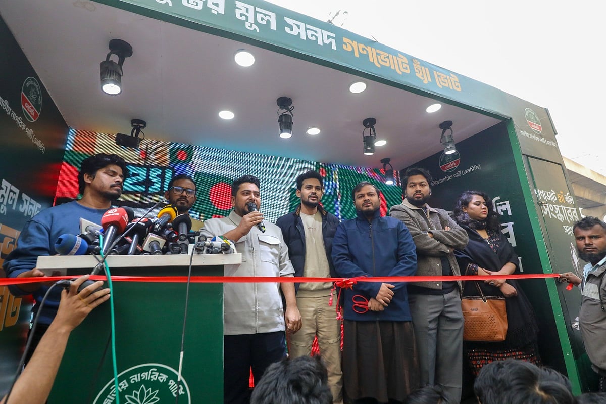 আসন্ন গণভোটে ‘হ্যাঁ’–এর পক্ষে প্রচারে জাতীয় নাগরিক পার্টির ‘ভোটের গাড়ি’ উদ্বোধনের অনুষ্ঠানে দলটির আহ্বায়ক নাহিদ ইসলাম। আজ মঙ্গলবার রাজধানীর বাংলামোটর এনসিপির কেন্দ্রীয় কার্যালয়ের সামনে