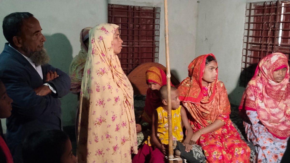 শোকাহত জেনতার আলীর স্বজনেরা। আজ মঙ্গলবার দুপুরে রংপুর সদর উপজেলার শ্যামপুর শাহপাড়া গ্রামে