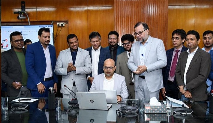 ফ্রিল্যান্সার আইডি ম্যানেজমেন্ট সফটওয়্যার’ উদ্বোধন করছেন ফয়েজ আহমদ তৈয়্যব