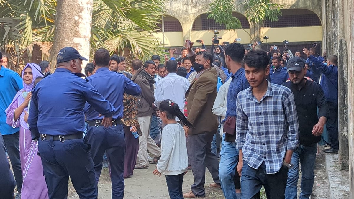 আসামিদের আদালত কাস্টডিতে নেওয়ার পথে তাঁদের ওপর হামলার চেষ্টা চালায় জনতা। আজ মঙ্গলবার দুপুরে