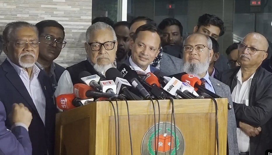 সিইসির সঙ্গে বৈঠকের পর সাংবাদিকদের মুখোমুখি বিএনপির স্থায়ী কমিটির সদস্য নজরুল ইসলাম খান। আজ মঙ্গলবার ঢাকার আগারগাঁওয়ে নির্বাচন ভবনে