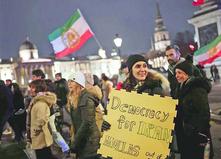 ইরানে চলমান বিক্ষোভের প্রতি সংহতি জানাতে লন্ডনে প্রবাসী ইরানিদের প্রতিবাদ