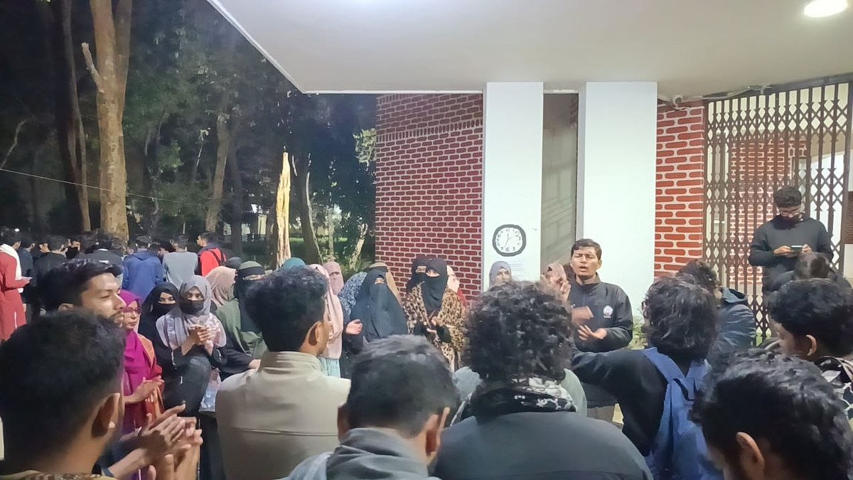 শাকসু নির্বাচনের দাবিতে শিক্ষার্থীদের বিক্ষোভ। মঙ্গলবার রাতে সিলেটের শাহজালাল বিজ্ঞান ও প্রযুক্তি বিশ্ববিদ্যালয়ের প্রশাসনিক ভবনের সামনে