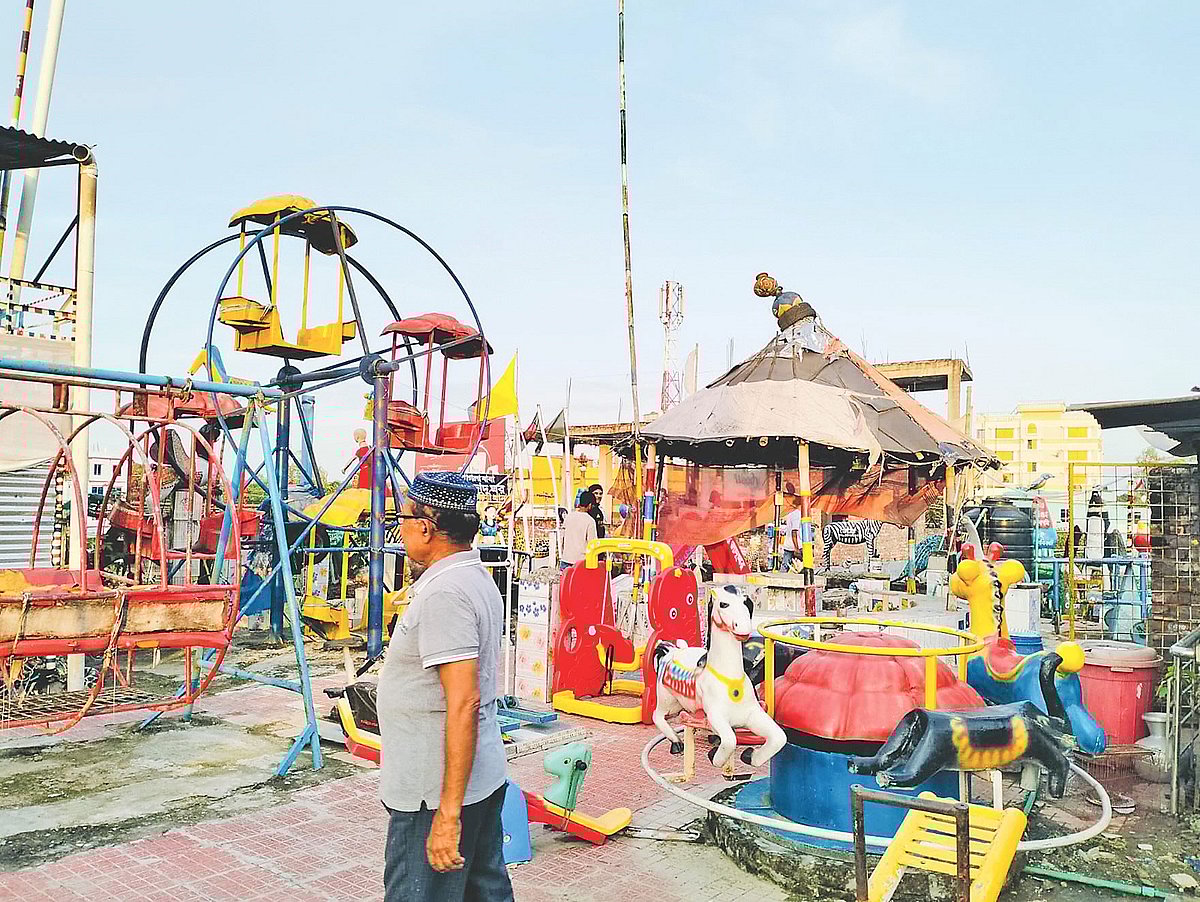 আশপাশের প্রায় ৪০ গ্রামের মানুষের বিনা মূল্যের বিনোদনকেন্দ্র। পাবনার সাঁথিয়া উপজেলার কাশিনাথপুর বাজারে