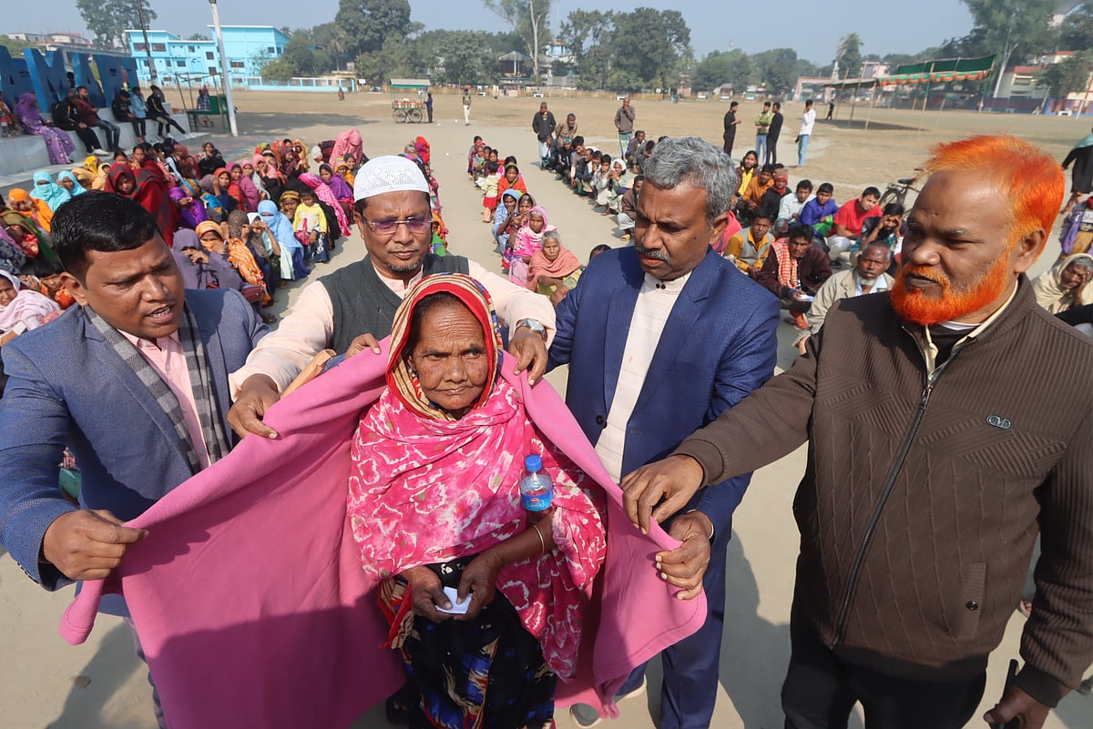 নীলফামারী সদরের বড়মাঠে শীতার্ত মানুষের মাঝে আজ মঙ্গলবার কম্বল বিতরণ করা হয়
