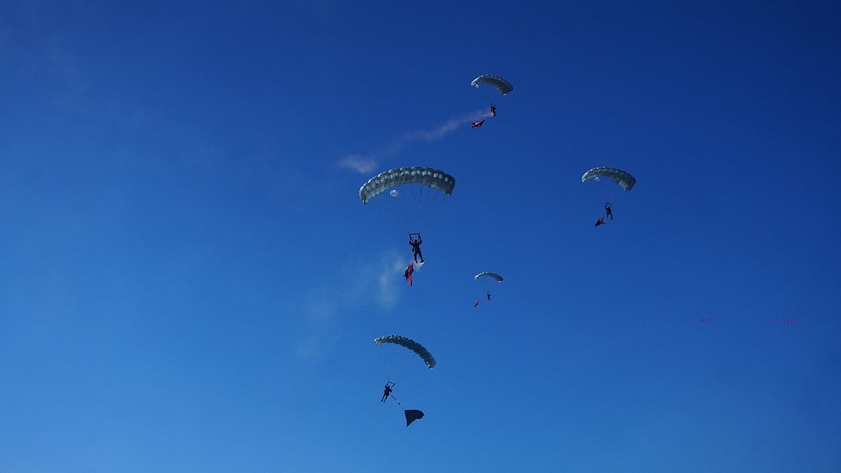 জাতীয় পতাকা নিয়ে বিশেষ প্যারাস্যুট জাম্পে অংশগ্রহণকারীরা। ঢাকা; ১৬ ডিসেম্বর ২০২৫