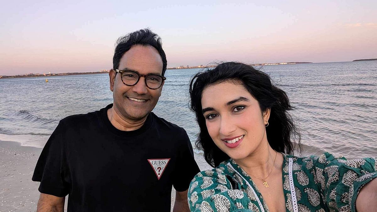 শুটিংয়ের ফাঁকে রূপন্তি আকিদের সেলফিতে অভিনেতা ও নির্মাতা মাজনুন মিজান