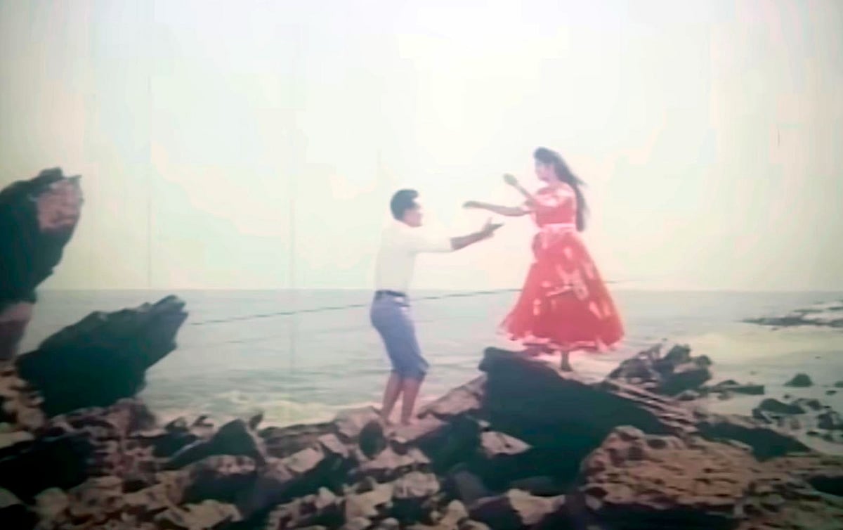 ‘অন্তরে অন্তরে’ চলচ্চিত্রের একটি দৃশ্যে সেন্ট মার্টিনের ছেড়াদিয়ার পাথরে সালমান শাহ ও নায়িকা মৌসুমী