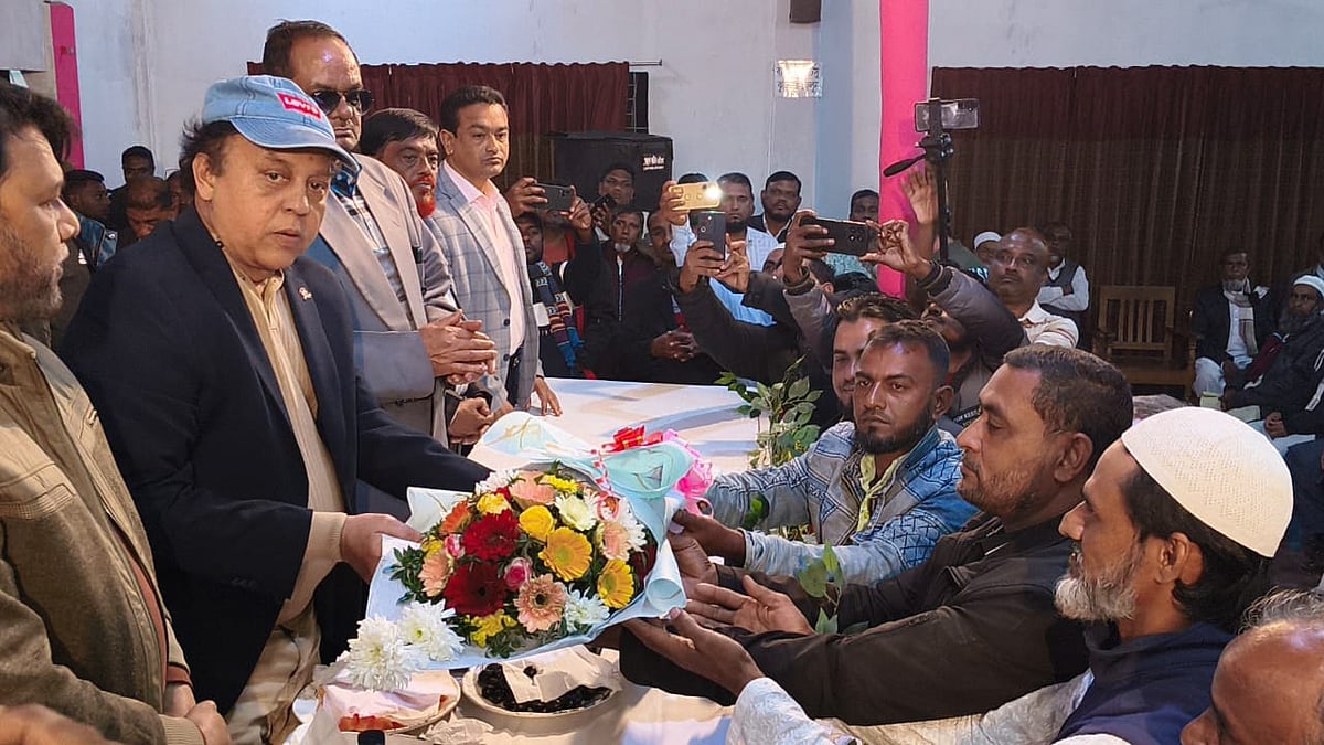 খাগড়াছড়ি আসনের বিএনপির মনোনীত প্রার্থী ও জেলা বিএনপির সভাপতি ওয়াদুদ ভুইয়াকে ফুলের তোড়া তুলে দিচ্ছেন দলে নবাগতদের কয়েকজন। গতকাল সন্ধ্যায় উপজেলার একটি কমিউটিনিটি সেন্টারে