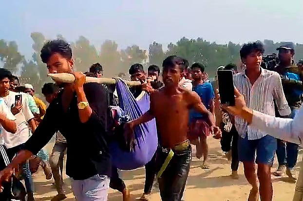 মাইন বিস্ফোরণে আহত মো. হানিফকে উদ্ধার করে নিয়ে আসছেন বাসিন্দারা। গত সোমবার সকালে