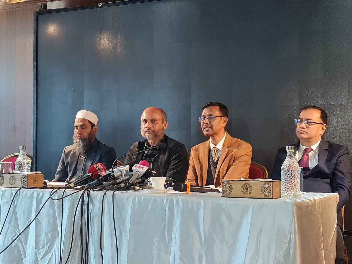 সংবাদ সম্মেলনে উপস্থিত বিএসইসির শীর্ষ কর্মকর্তারা। আজ বুধবার সকালে ঢাকার আগারগাঁওয়ের বিএসইসি কার্যালয়ে