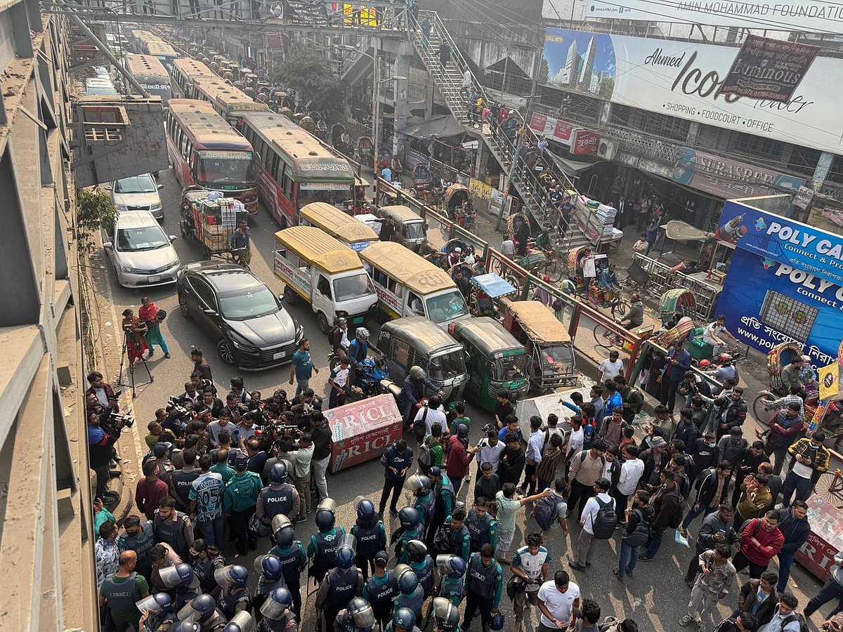 রাজধানীর সায়েন্স ল্যাব মোড় অবরোধ। আজ বুধবার বেলা ১টার দিকে