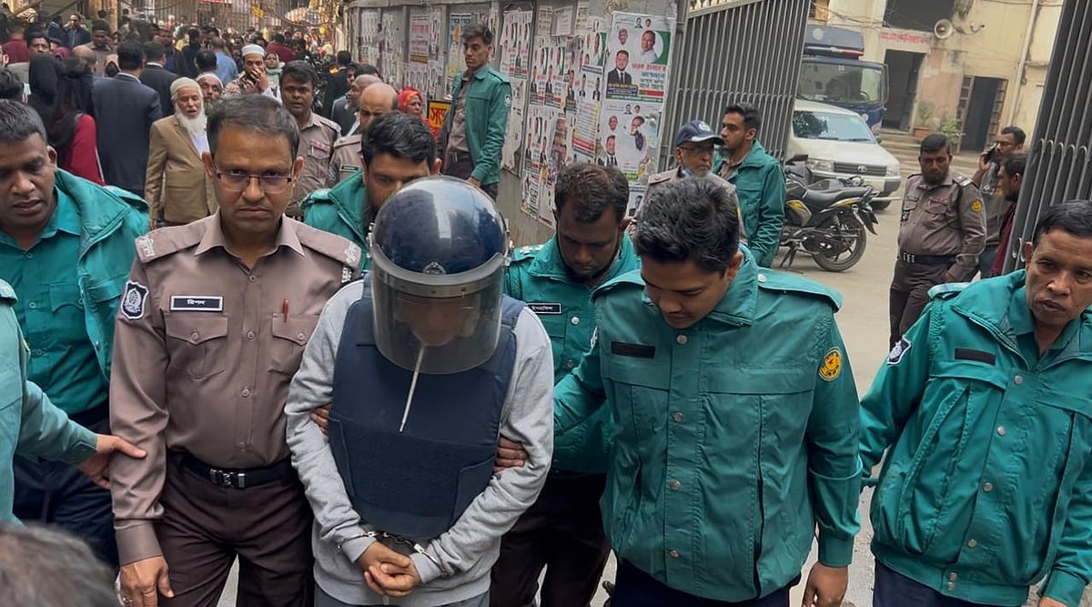 হাজতখানা থেকে আদালতে নেওয়া হচ্ছে ঢাকা-৭ আসনের সাবেক সংসদ সদস্য (এমপি) মোস্তফা জালাল মহিউদ্দিনকে