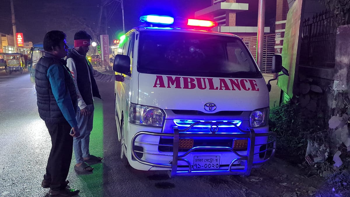 রোগীর মৃত্যুর পর রাত নয়টার দিকে অ্যাম্বুলেন্সের ভেতরে লাশ নিয়ে শরীয়তপুরের পালং মডেল থানায় আসেন রোগীর স্বজনেরা